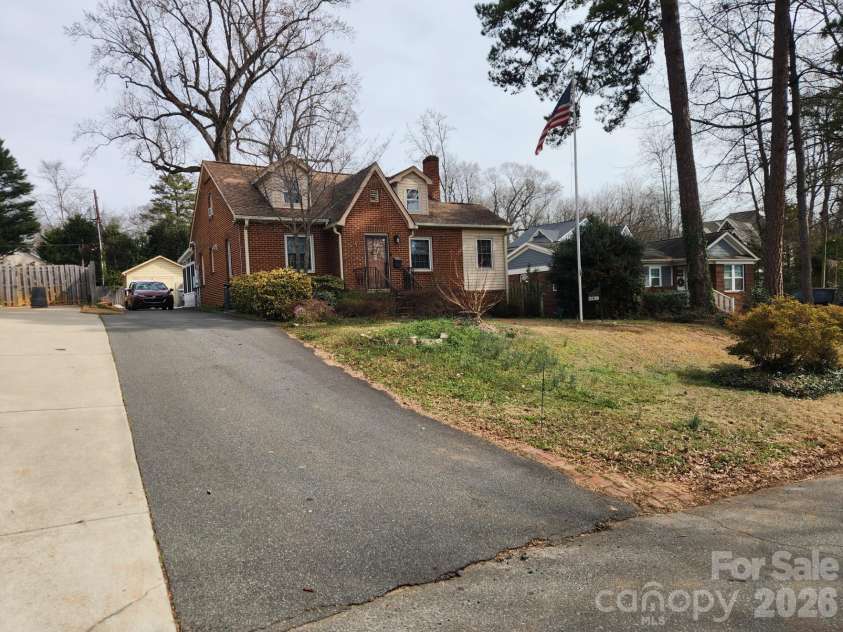 3139 Shenandoah Avenue, Charlotte, NC 28205.  MLS# CAR4344852, YatesRealty ID 9340. Location, Location, Location!