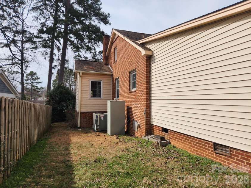 3139 Shenandoah Avenue, Charlotte, NC 28205.  MLS# CAR4344852, YatesRealty ID 9340. Sideyard... Newer Gas Pack.