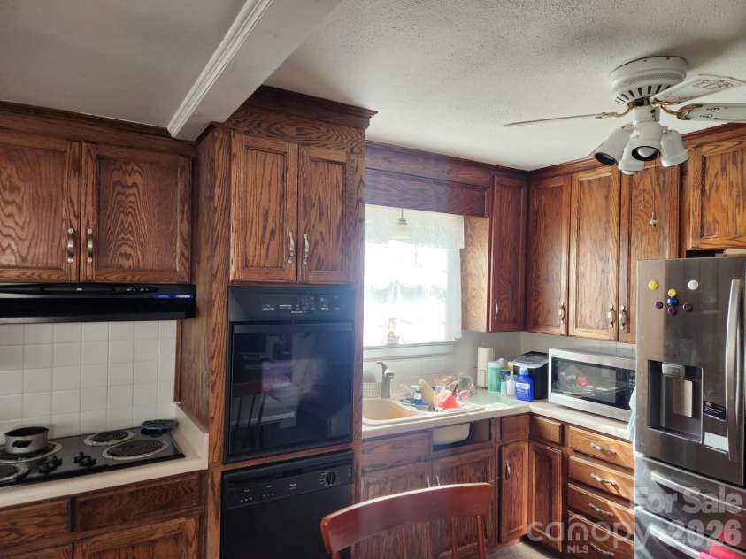 3139 Shenandoah Avenue, Charlotte, NC 28205.  MLS# CAR4344852, YatesRealty ID 9340. Well Appointed Kitchen Space.