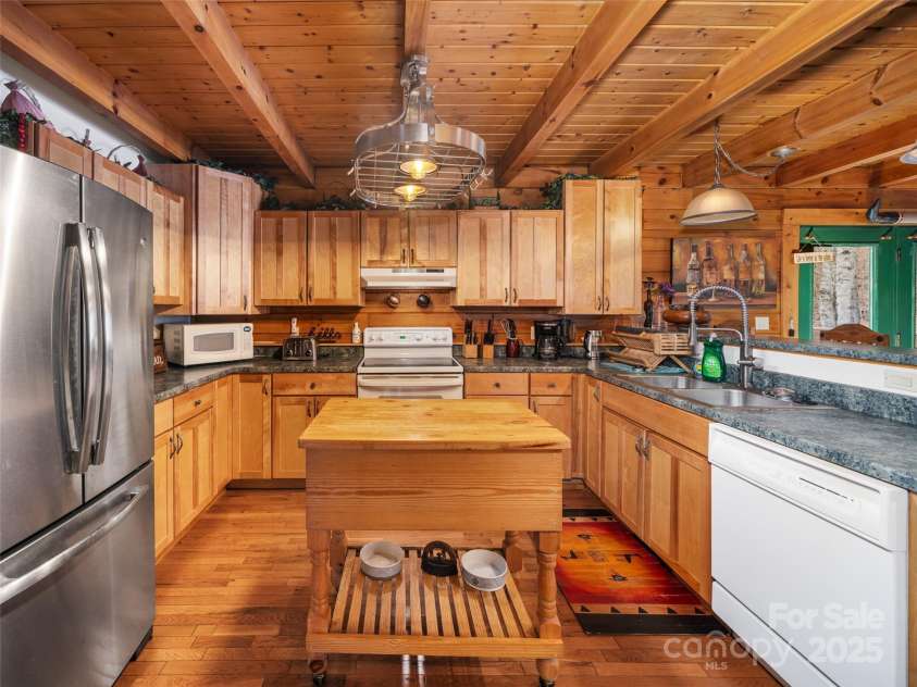 504 Moody Mountain Road, Burnsville, NC 28714.  MLS# CAR4234102, YatesRealty ID 9340. 