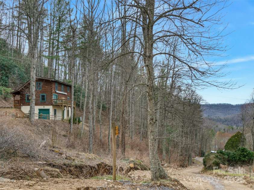 504 Moody Mountain Road, Burnsville, NC 28714.  MLS# CAR4234102, YatesRealty ID 9340. 