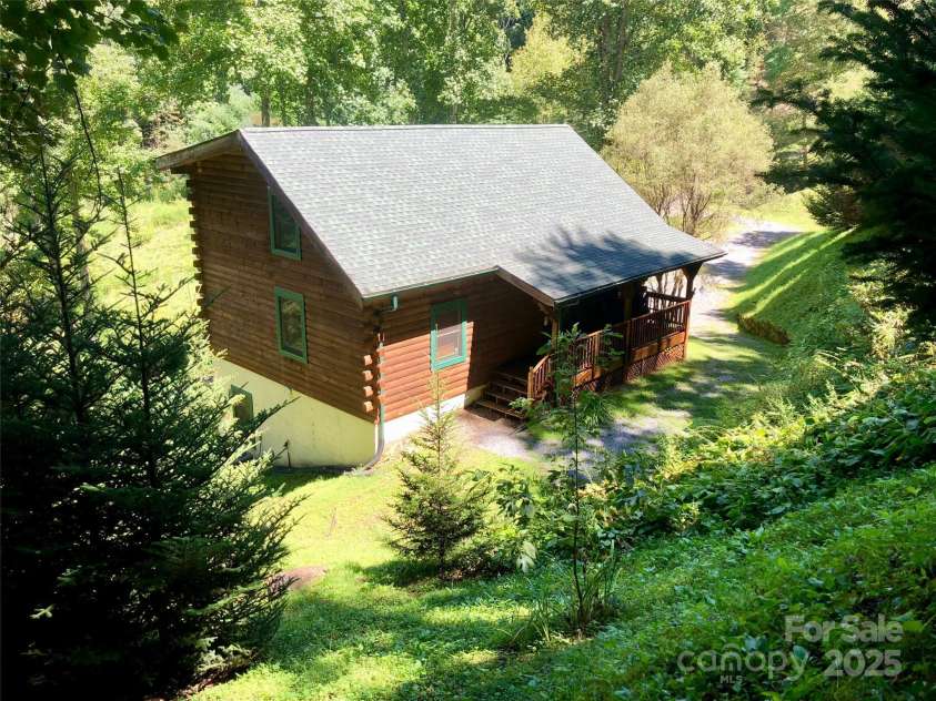 504 Moody Mountain Road, Burnsville, NC 28714.  MLS# CAR4234102, YatesRealty ID 9340. 