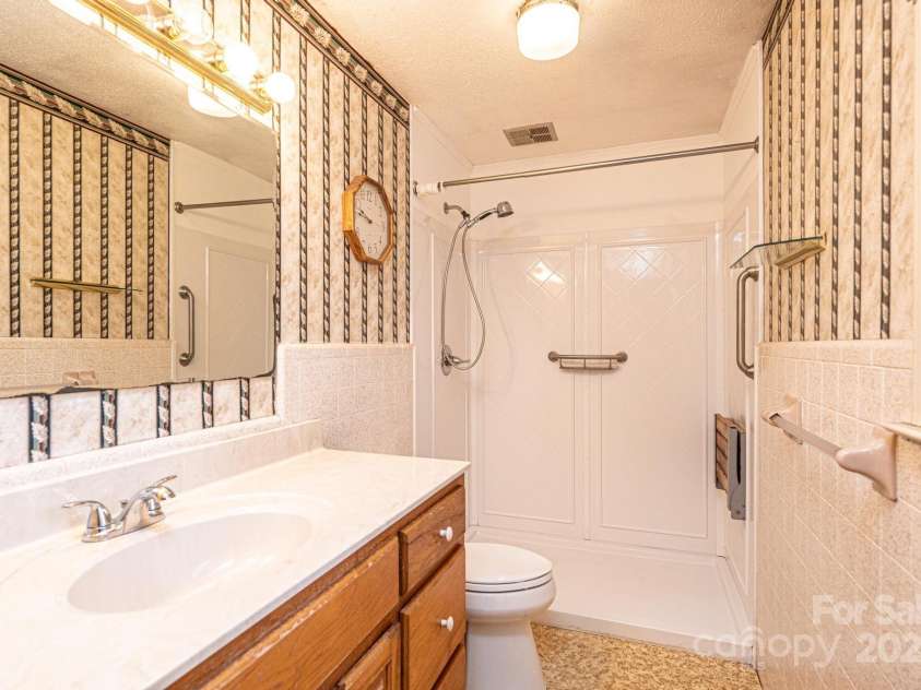 6000 George Hildebran School Road, Hickory, NC 28602.  MLS# CAR4221676, YatesRealty ID 9341. 