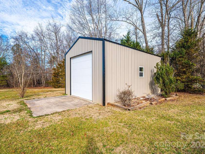 6000 George Hildebran School Road, Hickory, NC 28602.  MLS# CAR4221676, YatesRealty ID 9341. 