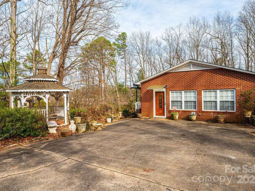 6000 George Hildebran School Road, Hickory, NC 28602.  MLS# CAR4221676, YatesRealty ID 9341. 