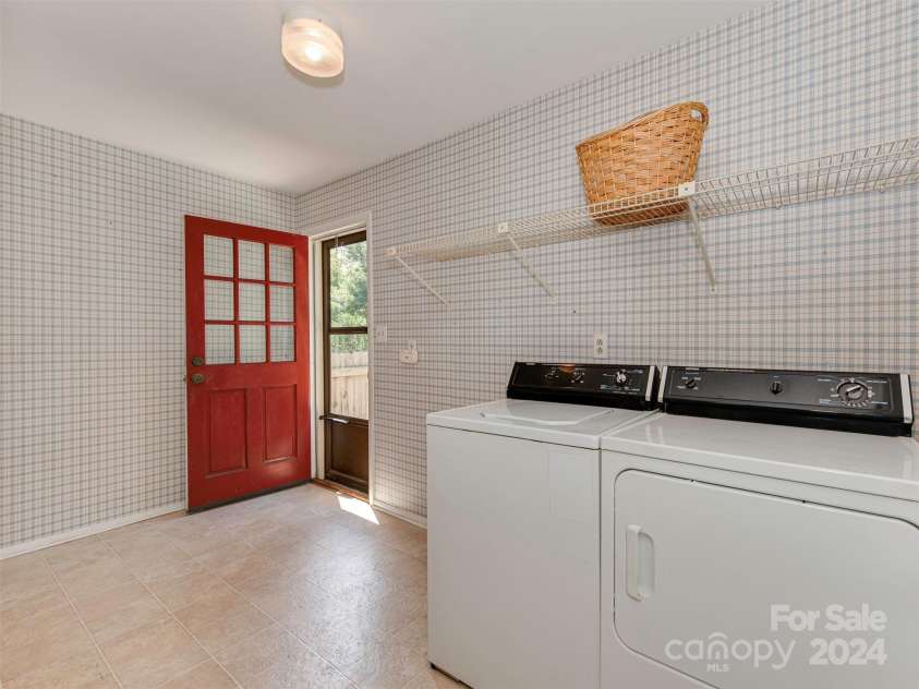 200 Linville Drive, Matthews, NC 28105.  MLS# CAR4178988, YatesRealty ID 9342. 