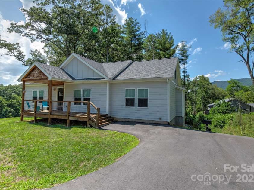122 Cascade Ridge Road, Fairview, NC 28730.  MLS# CAR4227423, YatesRealty ID 9343. Welcome home!