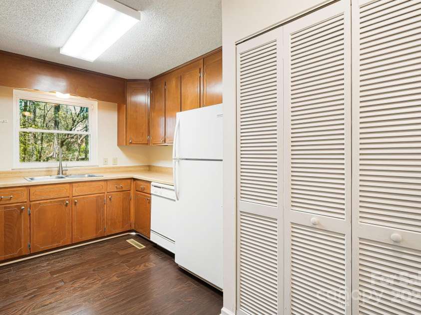 28 Capri Lane, Hendersonville, NC 28792.  MLS# CAR4247195, YatesRealty ID 9346. 