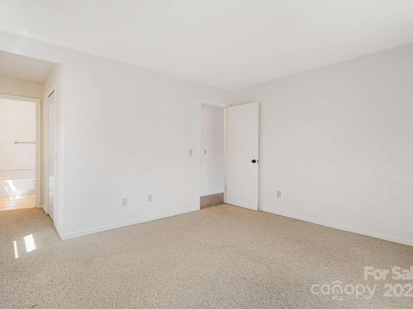 28 Capri Lane, Hendersonville, NC 28792.  MLS# CAR4247195, YatesRealty ID 9346. 