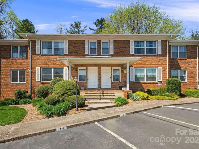 28 Capri Lane, Hendersonville, NC 28792.  MLS# CAR4247195, YatesRealty ID 9346. 