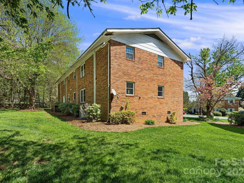 28 Capri Lane, Hendersonville, NC 28792.  MLS# CAR4247195, YatesRealty ID 9346. 