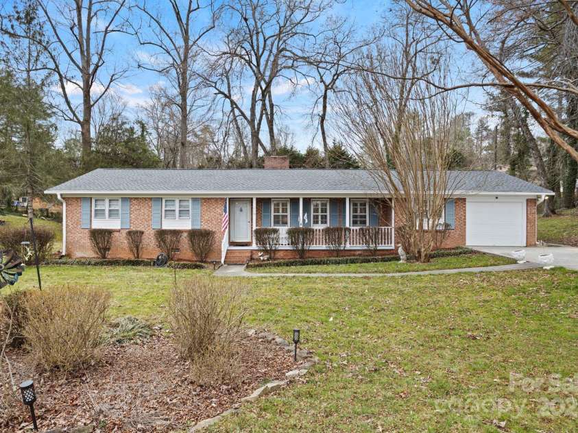 116 Arthur Lane, Hendersonville, NC 28791.  MLS# CAR4234469, YatesRealty ID 9347. 