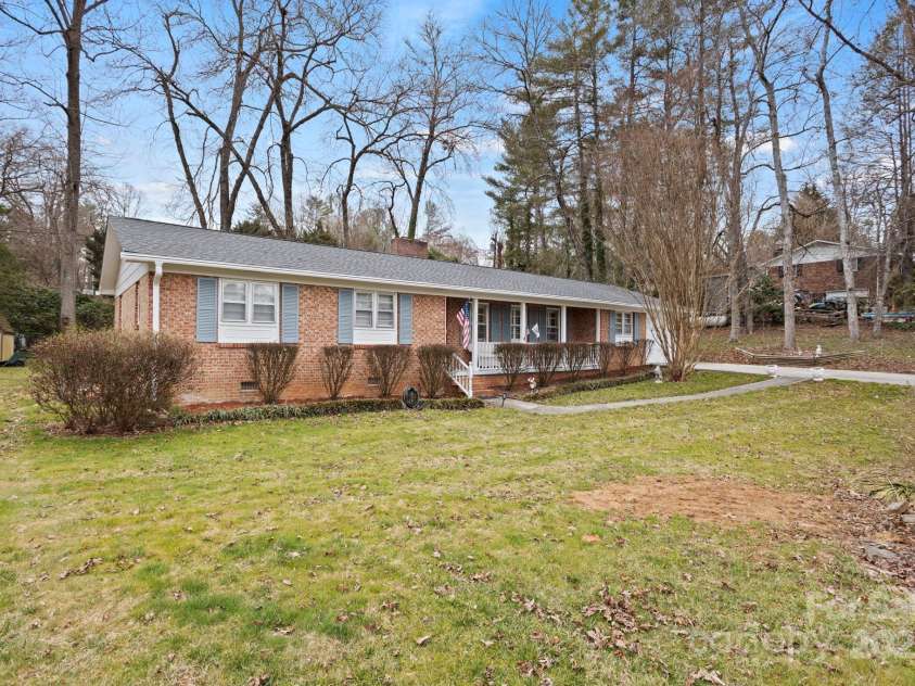 116 Arthur Lane, Hendersonville, NC 28791.  MLS# CAR4234469, YatesRealty ID 9347. 