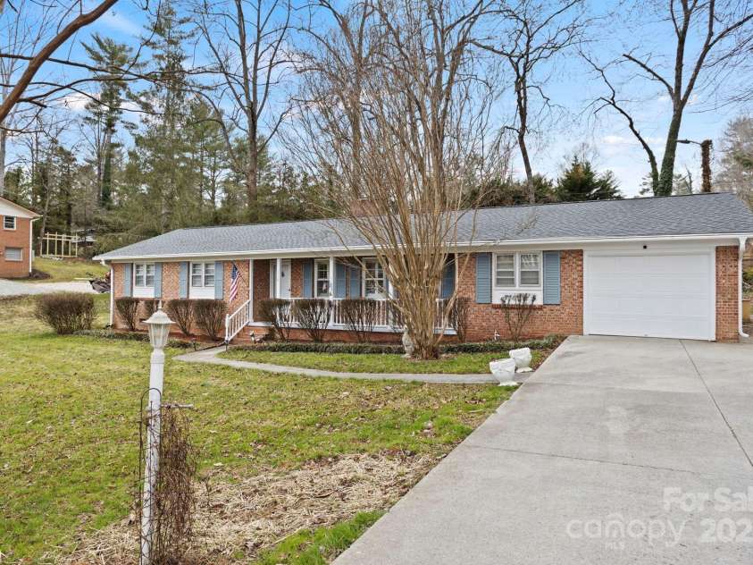 116 Arthur Lane, Hendersonville, NC 28791.  MLS# CAR4234469, YatesRealty ID 9347. 