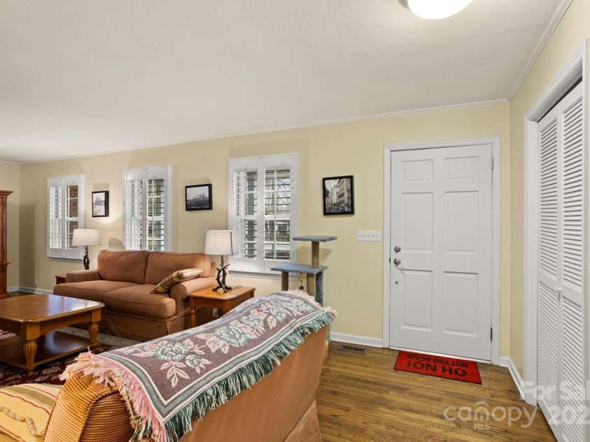 116 Arthur Lane, Hendersonville, NC 28791.  MLS# CAR4234469, YatesRealty ID 9347. 