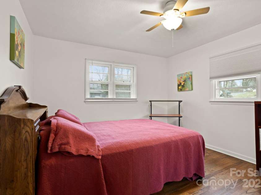 116 Arthur Lane, Hendersonville, NC 28791.  MLS# CAR4234469, YatesRealty ID 9347. 