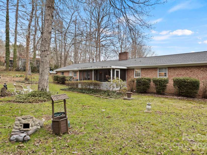 116 Arthur Lane, Hendersonville, NC 28791.  MLS# CAR4234469, YatesRealty ID 9347. 