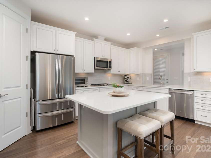 10421 Superb Lane, Charlotte, NC 28215.  MLS# CAR4238247, YatesRealty ID 9349. Expansive Kitchen