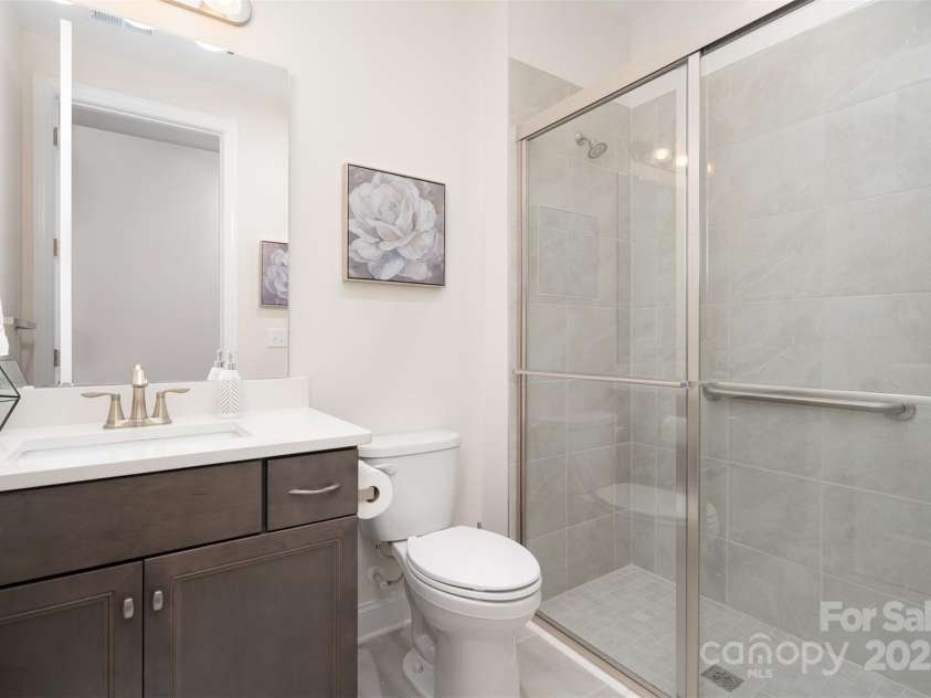 10421 Superb Lane, Charlotte, NC 28215.  MLS# CAR4238247, YatesRealty ID 9349. First floor secondary bath