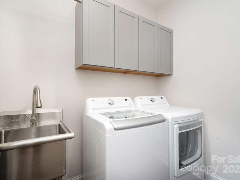 10421 Superb Lane, Charlotte, NC 28215.  MLS# CAR4238247, YatesRealty ID 9349. First floor washer/dryer