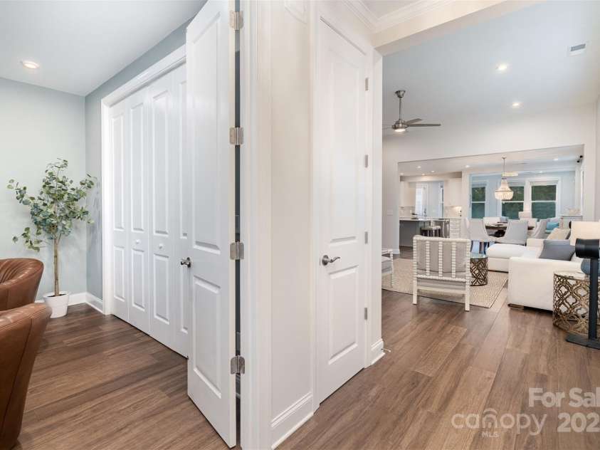 10421 Superb Lane, Charlotte, NC 28215.  MLS# CAR4238247, YatesRealty ID 9349. Front Entry, with office/flex in the front of home