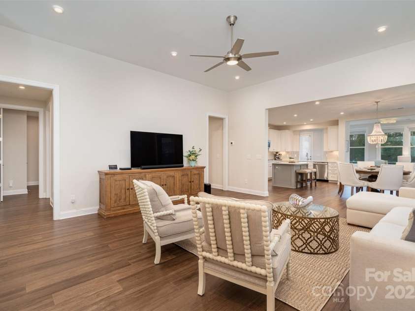 10421 Superb Lane, Charlotte, NC 28215.  MLS# CAR4238247, YatesRealty ID 9349. Great Room