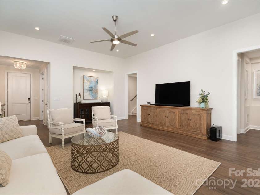 10421 Superb Lane, Charlotte, NC 28215.  MLS# CAR4238247, YatesRealty ID 9349. Great Room