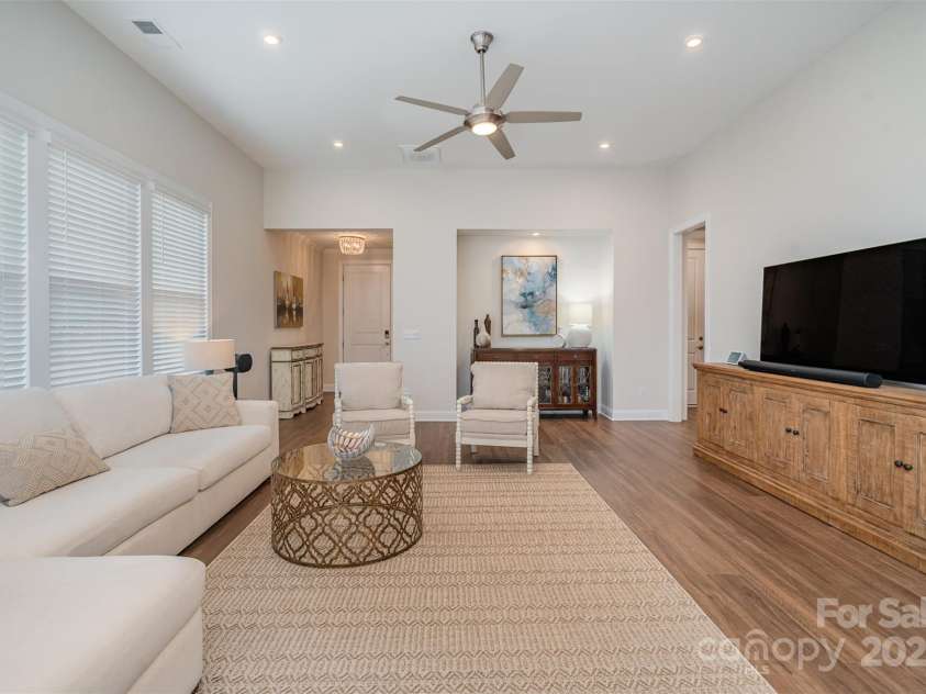 10421 Superb Lane, Charlotte, NC 28215.  MLS# CAR4238247, YatesRealty ID 9349. Great Room