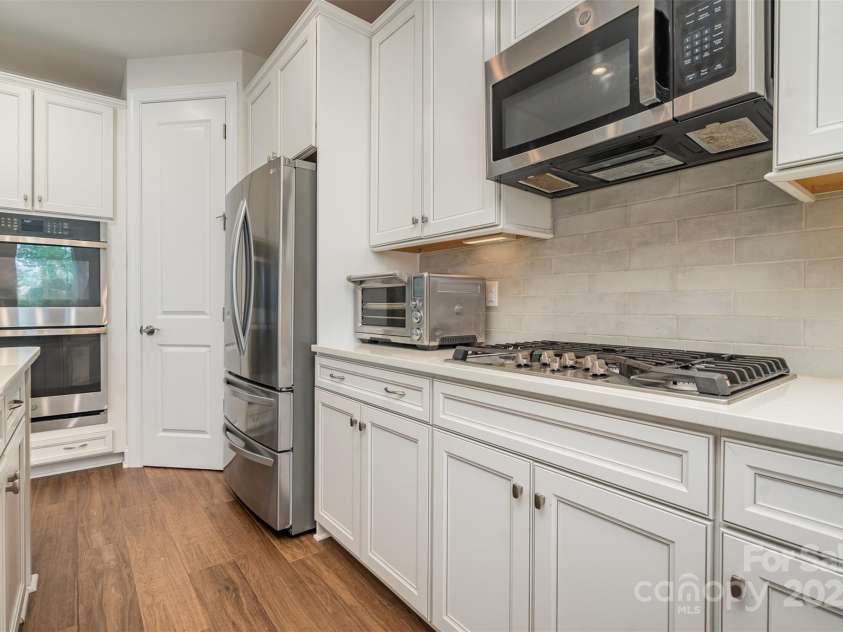 10421 Superb Lane, Charlotte, NC 28215.  MLS# CAR4238247, YatesRealty ID 9349. Kitchen, conveying all appliances