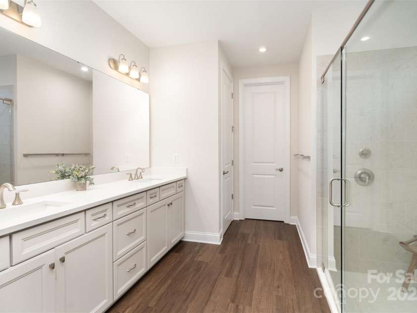 10421 Superb Lane, Charlotte, NC 28215.  MLS# CAR4238247, YatesRealty ID 9349. Primary Bath
