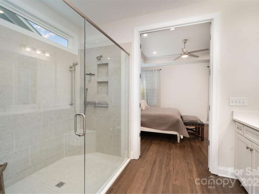 10421 Superb Lane, Charlotte, NC 28215.  MLS# CAR4238247, YatesRealty ID 9349. Primary Bath