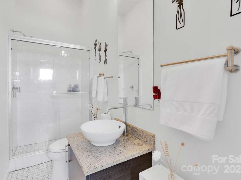 3123 Davidson Street, Charlotte, NC 28205.  MLS# CAR4298874, YatesRealty ID 9350. Full Bathroom