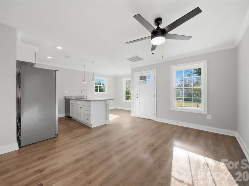 844 5th Avenue, Hickory, NC 28602.  MLS# CAR4355631, YatesRealty ID 9350. 
