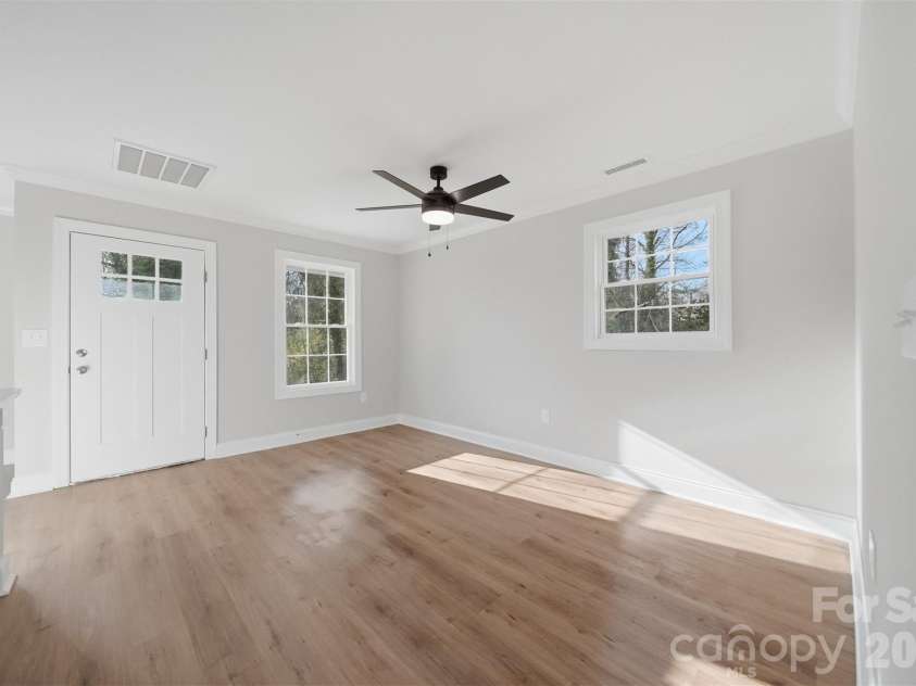 844 5th Avenue, Hickory, NC 28602.  MLS# CAR4355631, YatesRealty ID 9350. 