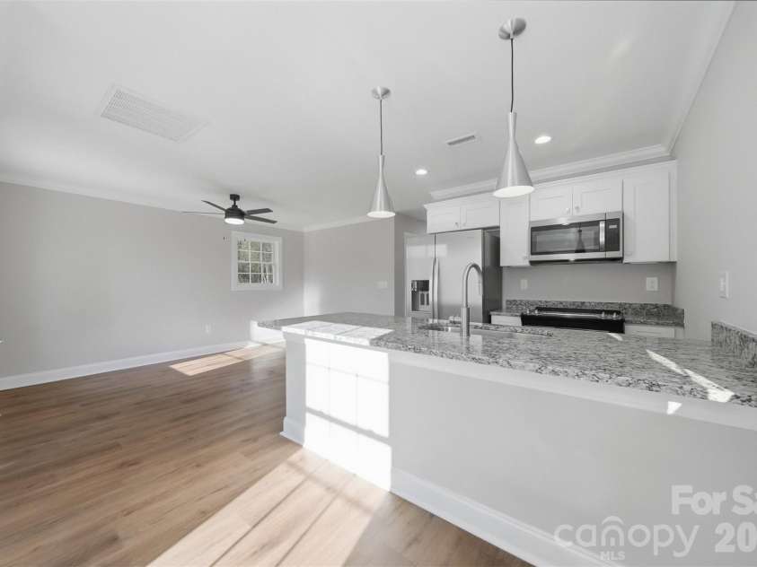 844 5th Avenue, Hickory, NC 28602.  MLS# CAR4355631, YatesRealty ID 9350. 