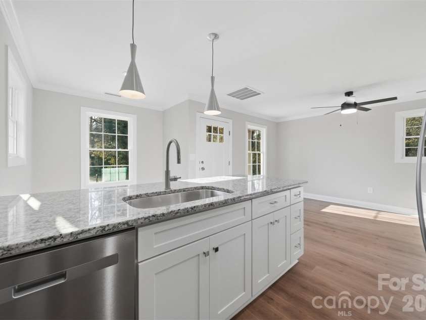 844 5th Avenue, Hickory, NC 28602.  MLS# CAR4355631, YatesRealty ID 9350. 