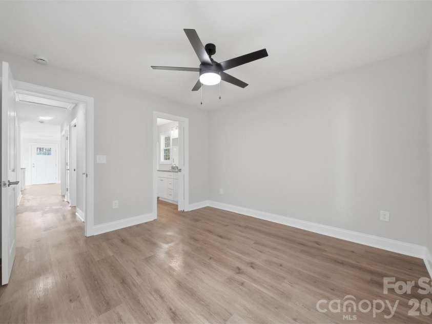 844 5th Avenue, Hickory, NC 28602.  MLS# CAR4355631, YatesRealty ID 9350. 