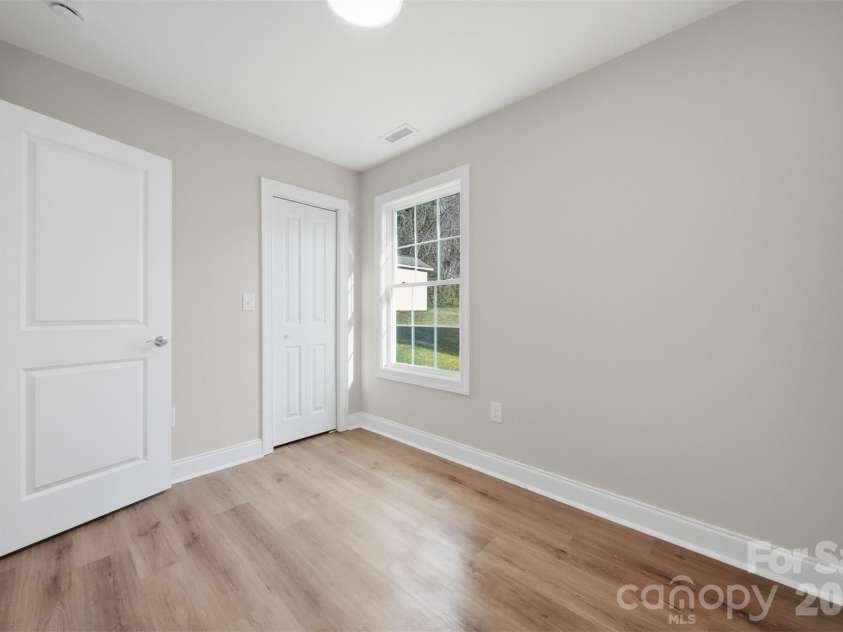 844 5th Avenue, Hickory, NC 28602.  MLS# CAR4355631, YatesRealty ID 9350. 