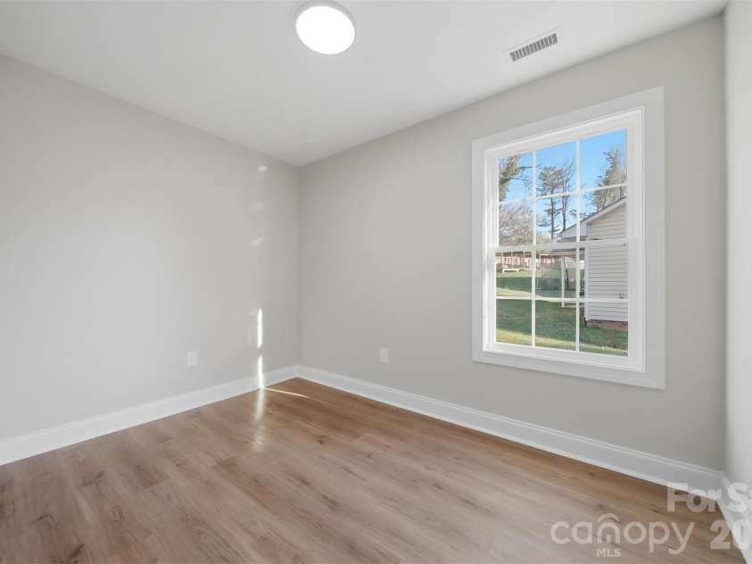 844 5th Avenue, Hickory, NC 28602.  MLS# CAR4355631, YatesRealty ID 9350. 