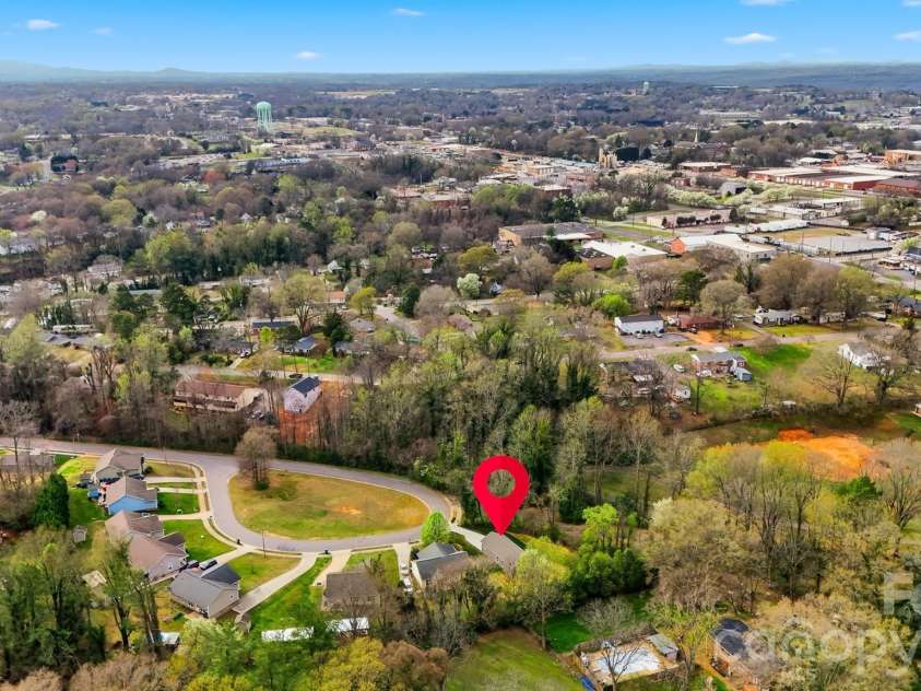 844 5th Avenue, Hickory, NC 28602.  MLS# CAR4355631, YatesRealty ID 9350. 
