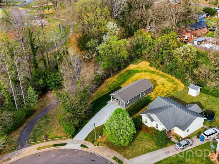 844 5th Avenue, Hickory, NC 28602.  MLS# CAR4355631, YatesRealty ID 9350. 