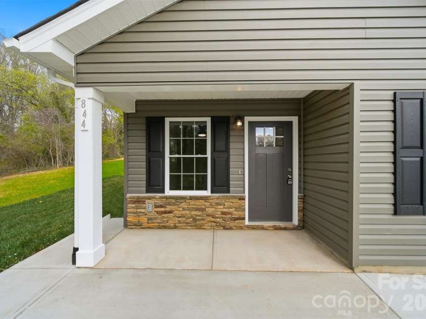 844 5th Avenue, Hickory, NC 28602.  MLS# CAR4355631, YatesRealty ID 9350. 