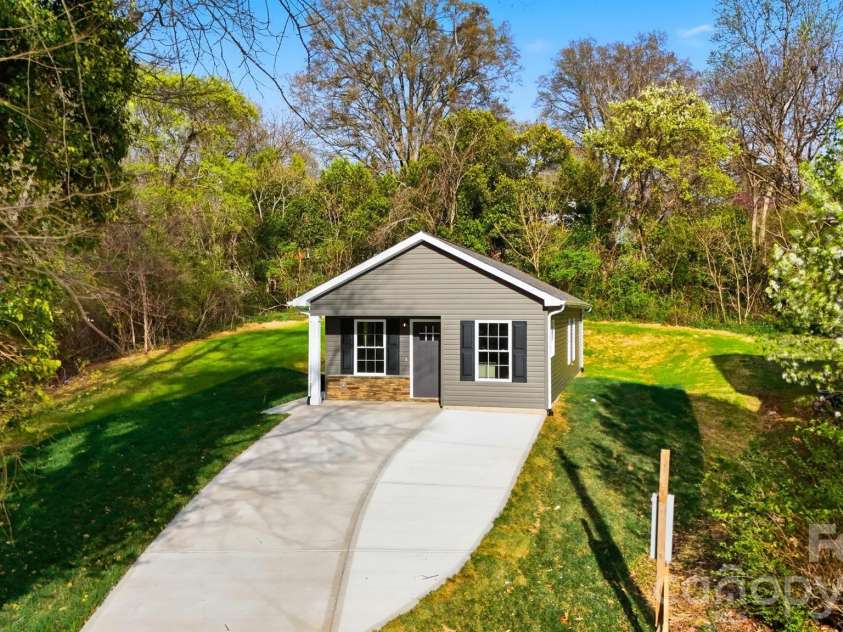 844 5th Avenue, Hickory, NC 28602.  MLS# CAR4355631, YatesRealty ID 9350. 