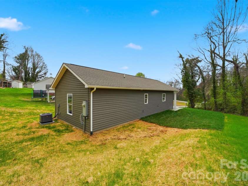844 5th Avenue, Hickory, NC 28602.  MLS# CAR4355631, YatesRealty ID 9350. 