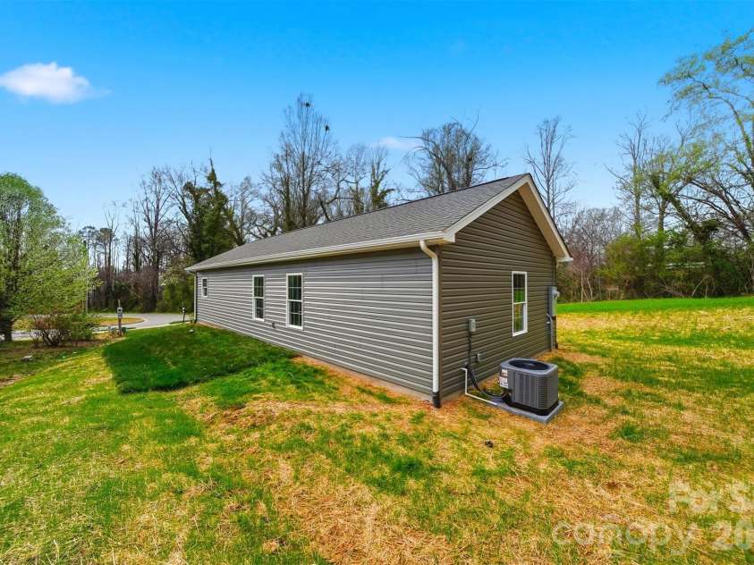 844 5th Avenue, Hickory, NC 28602.  MLS# CAR4355631, YatesRealty ID 9350. 