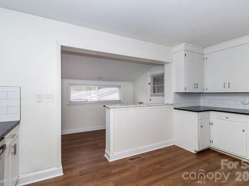 1701 Irma Street, Charlotte, NC 28216.  MLS# CAR4343874, YatesRealty ID 9353. Dining area