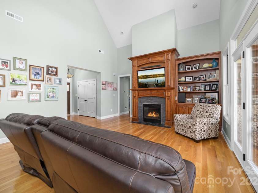 404 Yorkfield Drive, Shelby, NC 28150.  MLS# CAR4205572, YatesRealty ID 9353. 
