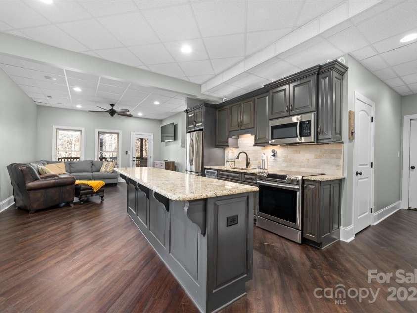 404 Yorkfield Drive, Shelby, NC 28150.  MLS# CAR4205572, YatesRealty ID 9353. Fully finished basement with complete kitchen and granite countertops and island bar.
