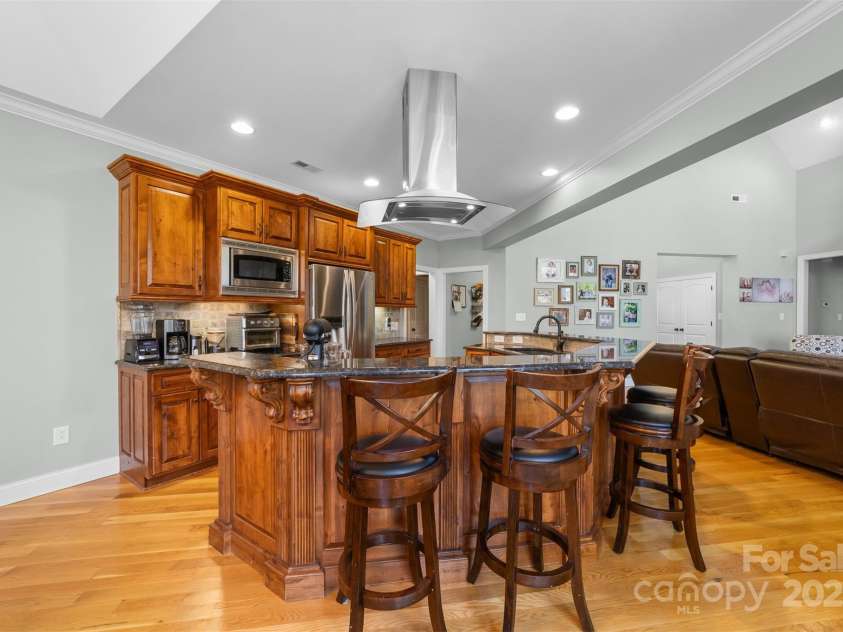 404 Yorkfield Drive, Shelby, NC 28150.  MLS# CAR4205572, YatesRealty ID 9353. Masterfully designed kitchen is the anchor on the main level.  Open to the family room and the dining area.