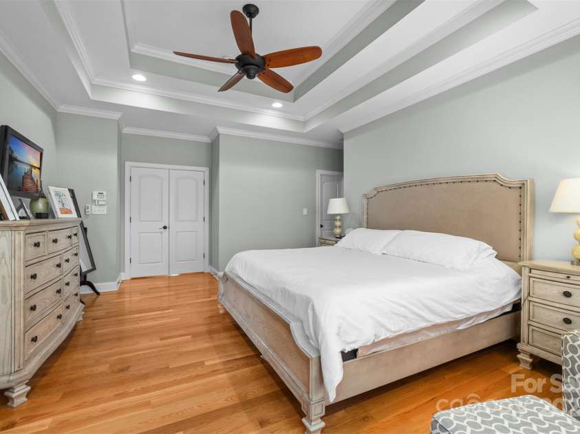 404 Yorkfield Drive, Shelby, NC 28150.  MLS# CAR4205572, YatesRealty ID 9353. Primary ensuite on the main level offers tray ceiling, two walk-in closets, private access to deck and hardwood floors.